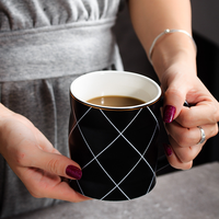 Tasses à café en céramique personnalisées avec couvercle et cuillère, design dessin animé, couleurs variées, capacité 401-500 ml, style moderne, pour fêtes, vente en gros