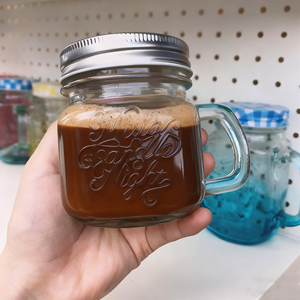 Frasco con mango de vidrio surtido más vendido 250ml Frasco de vidrio para bebida de jugo de fruta en relieve con grabado - Product Image 1