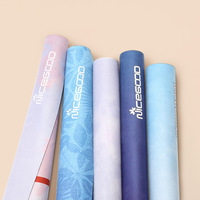 Tapis de yoga pliable en caoutchouc naturel antidérapant en suède pour le yoga chaud et les exercices