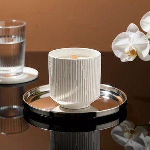 Arovi - Bougie artisanale en céramique blanche Pantone, à la soja, aromathérapie, mèche en bois, bougie pour la Saint-Valentin, bougie de fête et parfum d'intérieur - Product Image 1