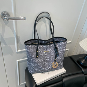 <span class=keywords><strong>Bolso</strong></span> Tote 2026 KH con Estampado Mosaico Moderno, Gran Capacidad, con Colgante en Forma de M, <span class=keywords><strong>Bolso</strong></span> de Mano Ligero con Diseño Pixelado para <span class=keywords><strong>Mujer</strong></span>, para Viajes y Compras - Product Image 3