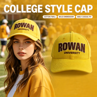 Casquette de baseball structurée en coton jaune vif avec logo universitaire brodé en 3D en relief pour les étudiants, idéale pour les jours de match et les tenues décontractées