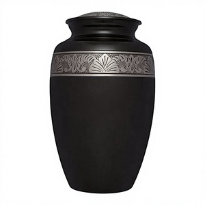 Urne en laiton élégante et brillante, fabriquée à la main, pour préserver les souvenirs, par Axiom Home Accents, avec un savoir-faire détaillé - Product Image 1