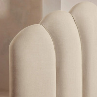 Lit plateforme King Size en lin crème français avec tête de lit festonnée et capitonnée, pieds tournés, cadre de lit pour chambre à coucher, mobilier de maison