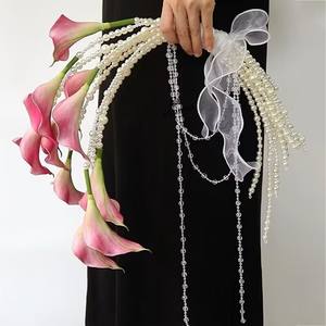 Ramo de Novia Moderno Hecho a Mano LANJO para Graduación, Acción de Gracias, Boda, con Lirios de Cala Artificiales y Cadena de Perlas para la Novia - Product Image 5