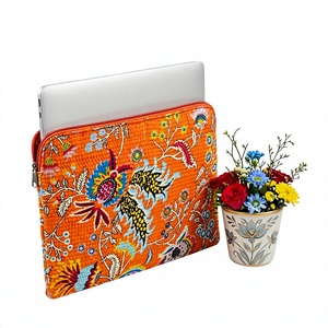 Sac de voyage pour ordinateur portable en coton matelassé imprimé, fabriqué à la main par FloraWeave, avec fermeture éclair et bandoulière - Product Image 4