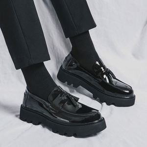 Chaussures habillées décontractées pour hommes, rehaussantes, à enfiler, en cuir verni noir respirant, faites à la main - Product Image 3