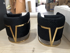 Marco de metal en forma de V Tela de lujo Lisure Sillones Reposabrazos Silla decorativa de terciopelo negro para muebles de sala de estar - Product Image 2