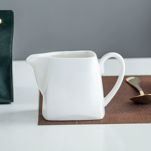 Petite cruche à crème en porcelaine fine 350 ml avec bec verseur et poignée, sans couvercle, pour saupoudrer la sauce, classique, écologique, portable - Product Image 4