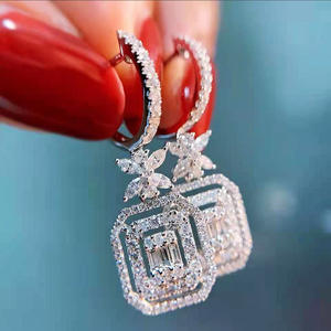 Orecchini di Diamanti Bianchi Champagne E1787, Lussuosi Orecchini da Sposa in Oro Bianco con Diamanti Naturali Taglio Baguette Certificati GIA - Product Image 4