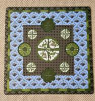 Tapis de jeu de mahjong bleu clair à motif de fleurs d'agrumes et de papillons, avec cadre festonné, dos antidérapant en caoutchouc et absorption des chocs