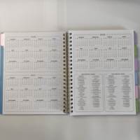 Agenda quotidien A4 en gros personnalisé avec couverture souple en PP estampée à chaud, spirale, 2027-2028, 17 mois avec intercalaires mensuels à poches