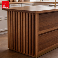 Armoires de cuisine classiques Alland en érable massif, couleur unie ivoire mat, style Shaker, pour la rénovation de cottages – Commande sur mesure