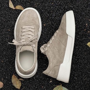 Zapatos casuales de hombre con cordones planos, parte superior de cuero genuino, suela gruesa beige, suela exterior de gamuza sintética, zapatos deportivos. - Product Image 1