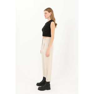 Pantalon droit beige taille haute pour femme avec plis avant et fermeture boutonnée, anti-plis - Product Image 4