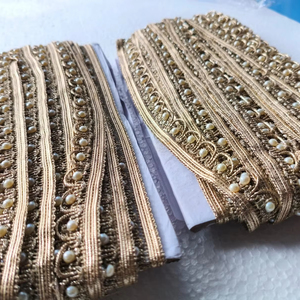 Bordure de luxe en dentelle de perles brodées dorées sur mesure pour saris et robes Touche riche et élégante - Product Image 1