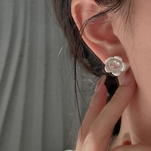 Boucles d'oreilles vintage en argent pur S925, petites fleurs, bijoux légers et tendance avec un design original et élégant, goutte de glace, mousse de jade - Product Image 3