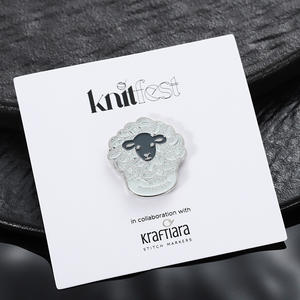 Pins de Solapa Esmaltados en Plata con Diseño 2D/3D Encantador, Logotipo Metálico Personalizado con Tarjeta de Empaque para Regalo o Accesorio Festivo - Product Image 3