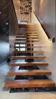 Solution d'escalier droit en bois sur mesure CBMmart pour l'architecture moderne