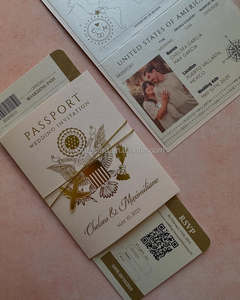 Aeroplano acrilico oro avvolto intorno al colore personalizzato dell'invito a nozze del passaporto Blush - Product Image 3