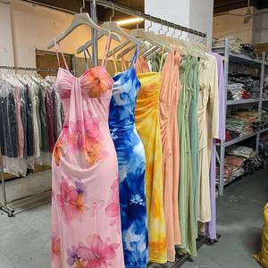 Precio al por mayor: Fardos mixtos de ropa B2B para mujer, en stock, con estampado Tie Dye, vestidos de verano para playa y vestidos camisola fruncidos. - Product Image 1