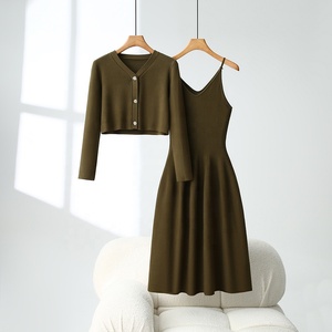 Nuovo Completo Primavera 2025 con Abito a Canotta in Maglia con Scollo a V e Cardigan con Bottoni da <span class=keywords><strong>Donna</strong></span> di Alta Moda - Product Image 4