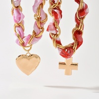 Collier tendance bohème chic pour l'été, en tissu tressé multicolore, avec pendentif breloque en émail plaqué or en acier inoxydable