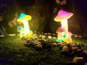 Lampe décorative en forme de champignon, design coloré, en résine transparente et composite de fibre de verre pour jardin - Product Image 1