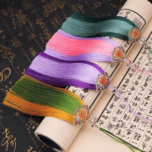 จี้ห้อยกระจกรถยนต์ลายดอกไม้ผีเสื้อเคลือบสีสองสี พร้อมพู่ห้อยถักมือจากโพลีเอสเตอร์ - Product Image 4