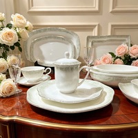 Service de vaisselle en porcelaine fine durable pour hôtels, collection de tasses et assiettes à motifs animaux, bordure dorée