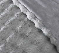 Couverture de lit en fausse fourrure rayée en flanelle moelleuse en polyester, avec logo personnalisé, pour une décoration de salon de luxe