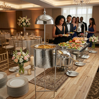 Luxuriöser Prestige-Chafing-Dish aus Edelstahl mit hochwertiger Verarbeitung zum Servieren heißer Speisen bei Versammlungen und Veranstaltungen.