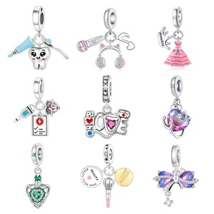 Ensemble de pendentifs mignons de style dessin animé, en laiton blanc plaqué argent, bijoux tendance, adaptés à la création de bijoux - Product Image 1