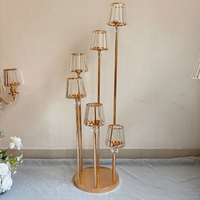 Candélabre en métal doré à 6 bras, porte-bougie haut avec abat-jour en acrylique pour la décoration de table de mariage et de fête d'anniversaire