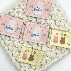 Étiquettes tissées de luxe personnalisées pour vêtements Étiquettes de marque de vêtements de qualité Conception de logo personnalisé pour chemises chaussures Matériau en coton imprimé - Product Image 1