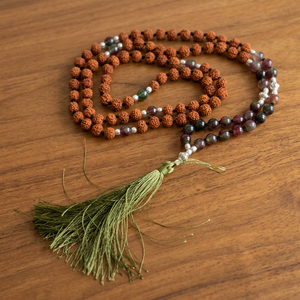 Collier Mala 108 perles en tourmaline Rudraksha noué à la main avec pompon en soie, perles de prière, yoga, méditation, vente en gros Inde - Product Image 1