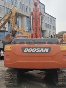 Excavatrice Doosan DX300LC-9C puissante de 30 tonnes à bas prix bien entretenue avec moteur de travail municipal. - Product Image 6