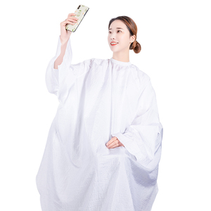 Vente en gros de tabliers de rasage pour homme personnalisés imperméables en PE, cape de salon de coiffure, robe de barbier - Product Image 1