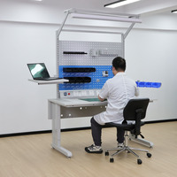 Station de travail d'assemblage de circuits imprimés DETALL conçue pour les laboratoires et les zones de test, avec roulettes mobiles et configuration d'espace de travail flexible