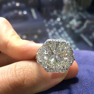 Anello da Donna F1182 in Oro Bianco con Diamante Taglio Radiant, Anello di Fidanzamento con Diamante Naturale Colore D e Pietre Laterali - Product Image 3