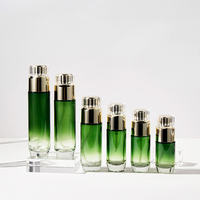 Vente en gros de flacons cosmétiques ronds en verre vert personnalisés, 30/40/50/80/100/120 ml, 30/50 g, flacons à pompe avec bouchon doré pour les soins de la peau