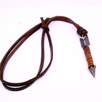 Offre Spéciale Haute Qualité À La Main Tressé En Cuir Véritable Cordon Collier En Métal Flèche Pendentif Collier Bijoux Pour Hommes Et Femmes (BN013)