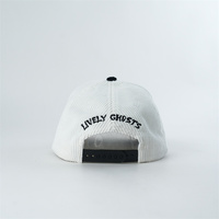 Op maat gemaakte geborduurde corduroy baseballcap, tweekleurig off-white zwart, vintage retro 6-panel sportcap