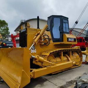 Bulldozer sur chenilles Caterpillar D6G2 d'occasion, modèle 2023, moteur 140 CV, capacité de bulldozing de 5 mètres cubes, construction d'origine japonaise - Product Image 4