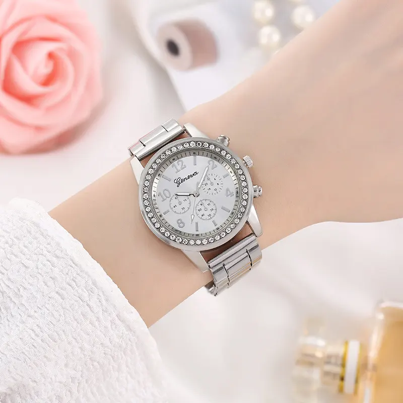 Vente en gros montre à quartz tendance entièrement diamantée Hip-Hop à bracelet en acier montre bling diamantée glacée pour hommes et femmes