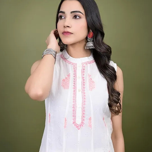 Ensemble de kurtas pour femmes en coton pur, design exclusif, imprimé floral, col en V, silhouette en A, lavage en machine, vente promotionnelle - Product Image 1