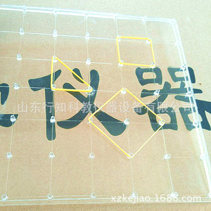 Un fabricante de instrumentos didácticos produce tableros transparentes para clavos (200 mm x 200 mm) para la enseñanza en escuelas primarias y secundarias. - Product Image 1
