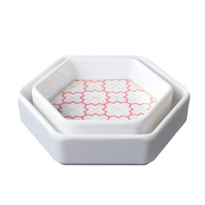 Juego de tazones creativos de melamina blanca para uso en hoteles, restaurantes y fiestas con diseño de patrón rojo. - Product Image 5