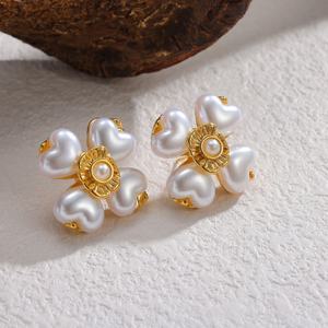 ต่างหูมุกทรงหัวใจสแตนเลสสตีลเคลือบ PVD แบรนด์ดัง ทันสมัย ป้องกันการแพ้ ขายส่ง สำหรับผู้หญิง - Product Image 1