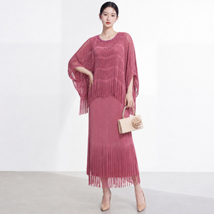 Vestido midi plisado Miyake para mujer, talla grande, diseño informal, tejido a rayas, transpirable, moderno, con borlas, para otoño. - Product Image 3
